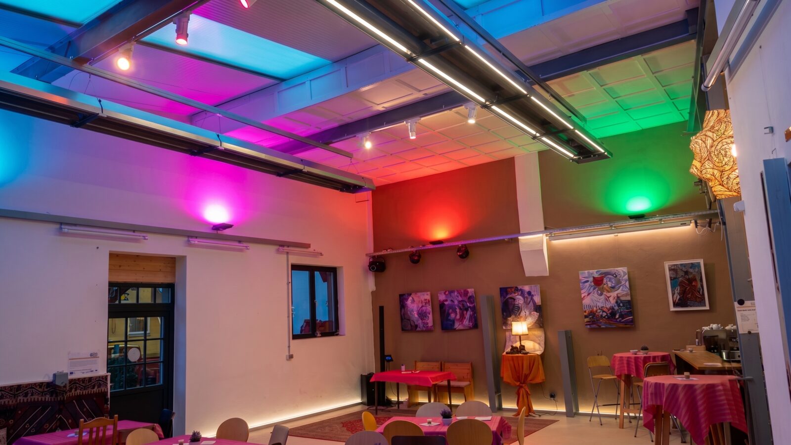 RGB-Lichtstimmung in Veranstaltungsraum