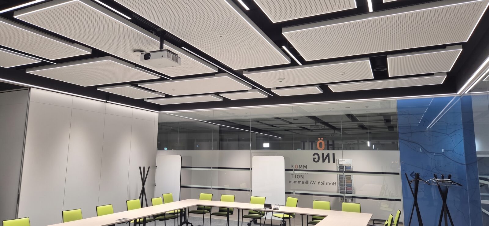 Konferenzraum mit LED-Panelen